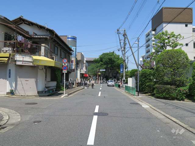 敷地西側の前面道路