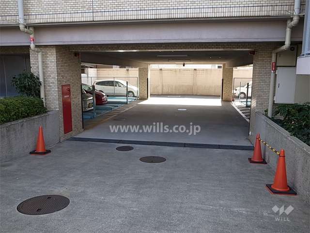 建物1階部分にある敷地内駐車場