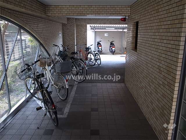 エントランス横にある駐輪場