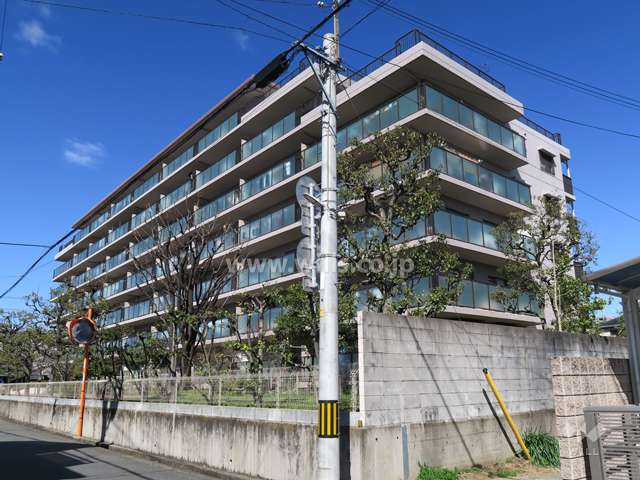 ファミール茨木の外観（南東側から）