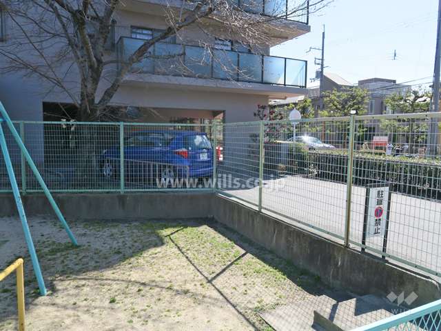 敷地南側に公園があります。