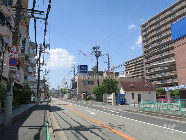 敷地南側の前面道路。（二車線のバス通り）