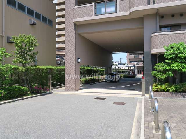 駐車場出入り口（ロボットゲート付き）