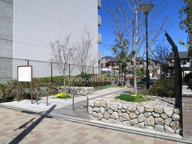 敷地西側に公園があります。