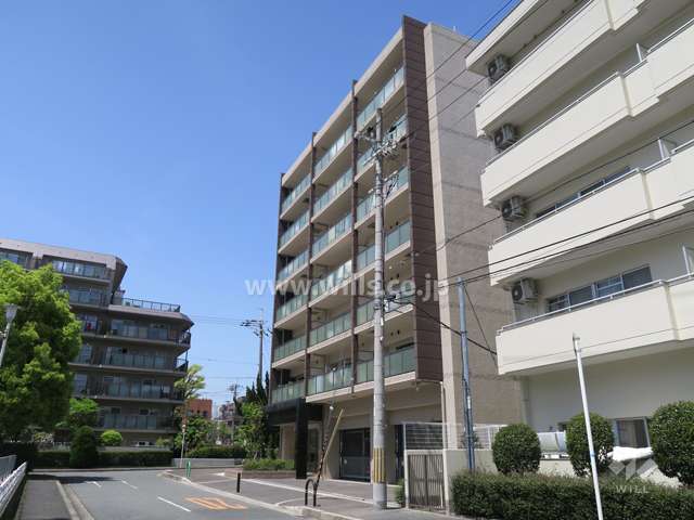 プレサンスロジェ茨木の外観（南東側から）