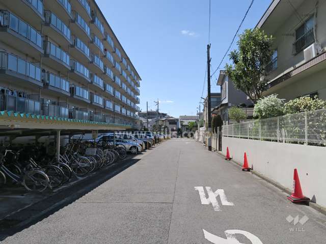 敷地内駐車場（屋外平面式）と駐輪場