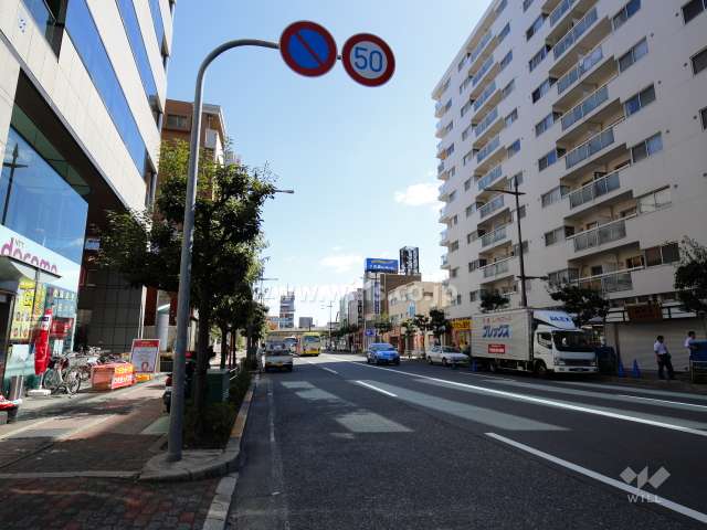 敷地北側は駅前の通りに面しています。