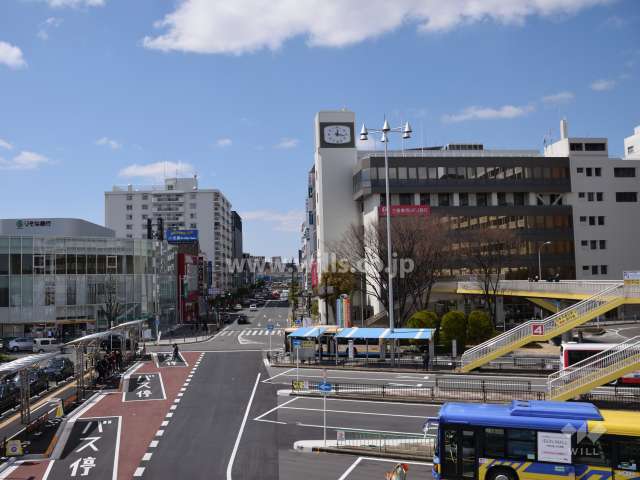 駅前から見たメゾン茨木西駅前の遠景　※左奥に見える建物