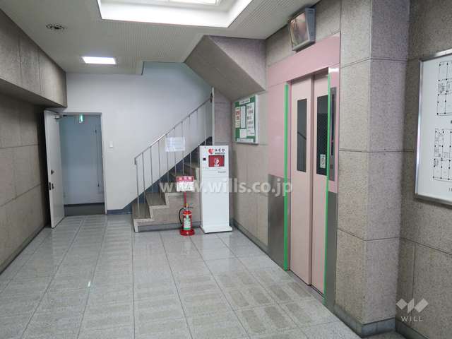 エレベーターにはモニターが設置されています。