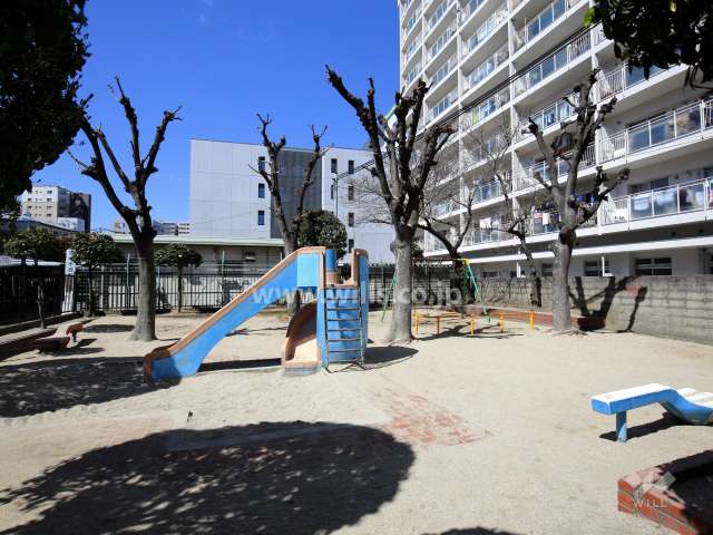 敷地南側に隣接して小さな公園があります。