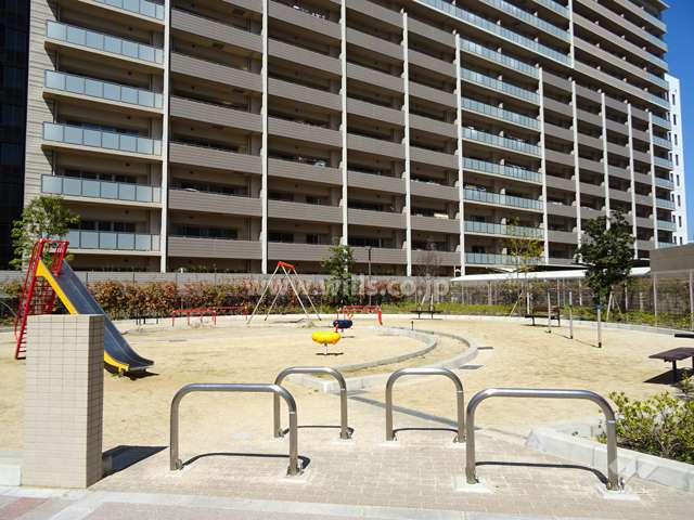 敷地に隣接して「庄1丁目児童遊園」があります。