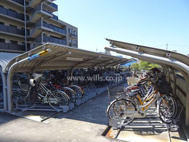 自転車置場へのアプローチ