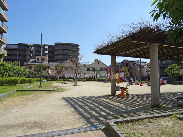 敷地の南東側にある近隣の公園