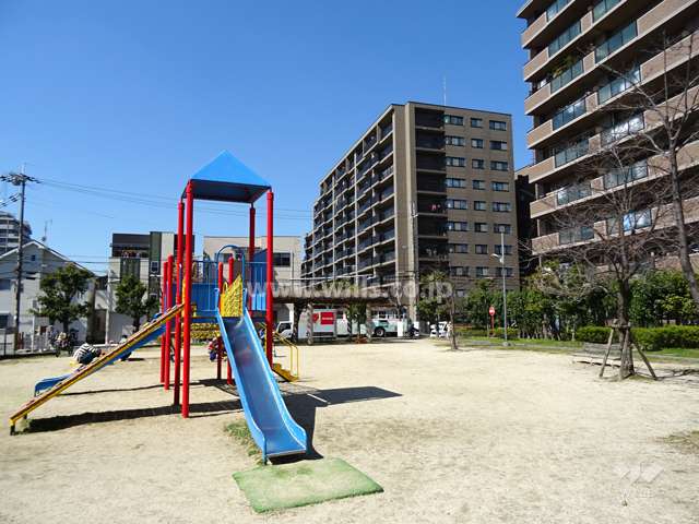 敷地の南東側にある近隣の公園