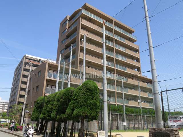 ロイヤルアーク茨木の外観（南西側から）