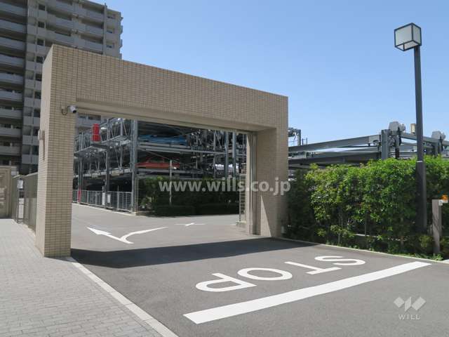 敷地内駐車場（屋外機械式）出入り口はリングシャッター付きです。