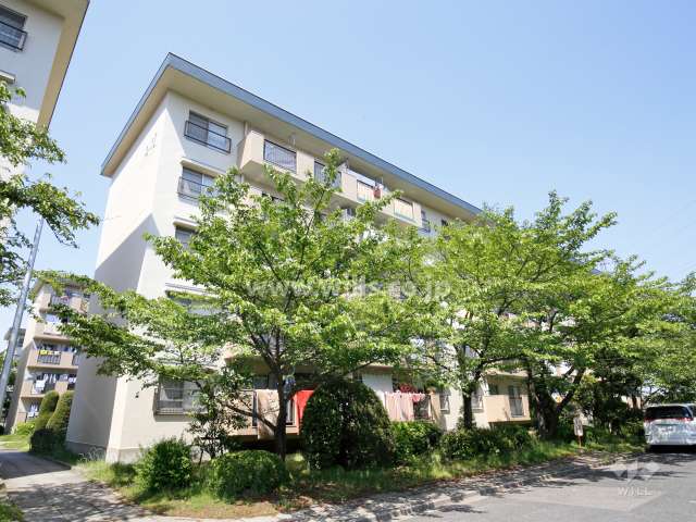 茨木安威団地A12棟の外観（南西側から）