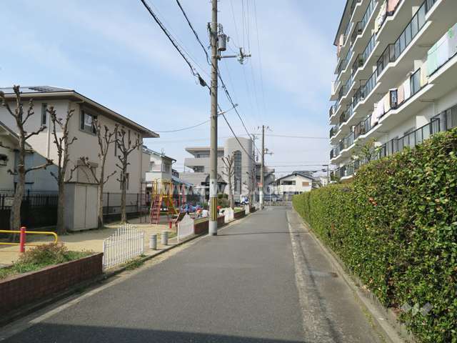 敷地の向かい側に稲葉町児童遊園があります。