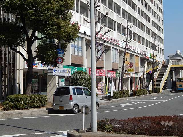 低層階は店舗になっています。