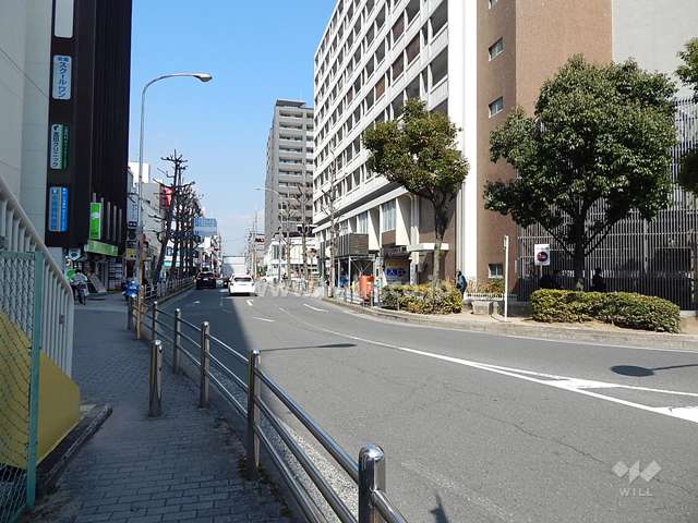 敷地西側の前面道路