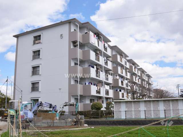 茨木上穂積団地5号棟の外観(南西側から)