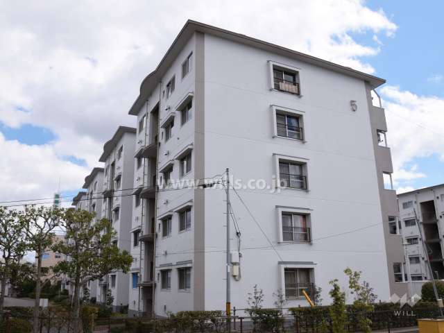 茨木上穂積団地5号棟の外観(北西側から)