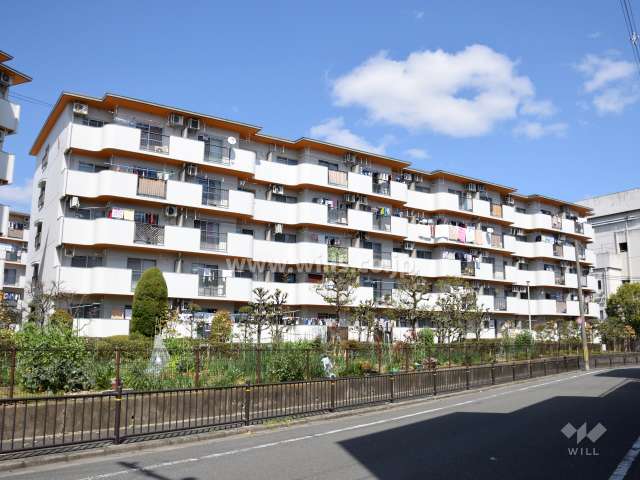 茨木上穂積団地1号棟の外観(南側から)