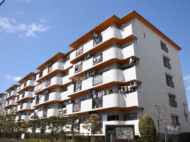 茨木上穂積団地1号棟の外観(南東側から)