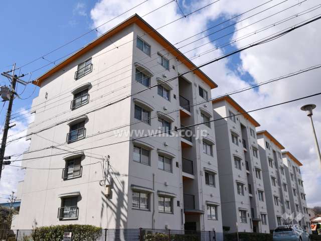 茨木上穂積団地1号棟の外観(北東側から)