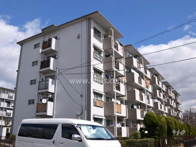 茨木上穂積団地4号棟の外観(南西側から)