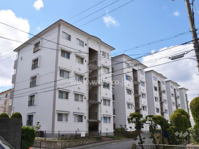 茨木上穂積団地4号棟の外観(北東側から)