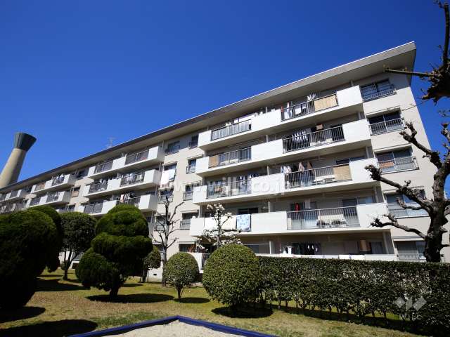 茨木郡山B住宅A13棟の外観（南側から）