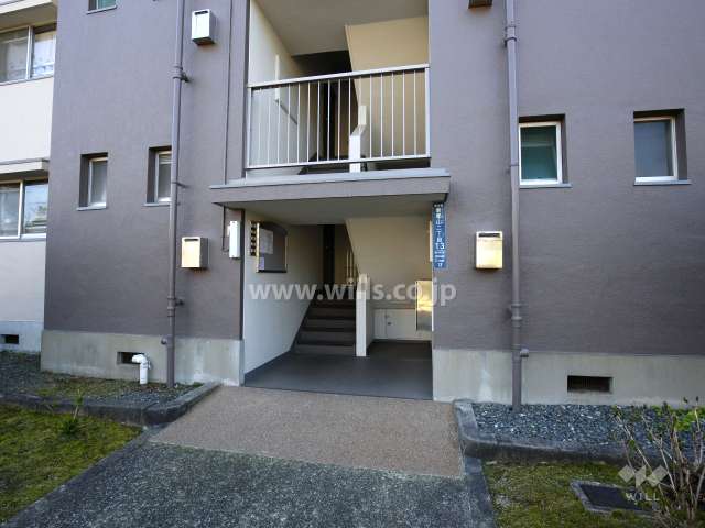 A13棟の住戸出入り口（共用ポスト）