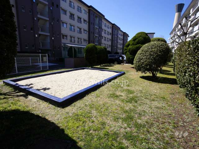 A13棟の南側の砂場
