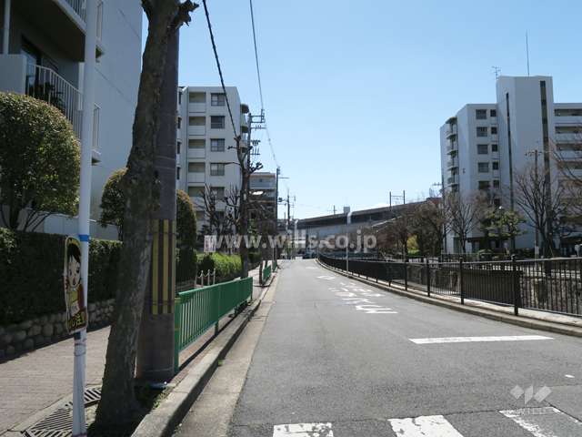 西側前面道路（北側から）