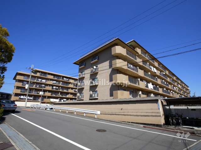 茨木春日丘グリーンハイツの全景。奥（北側）が、B棟です。