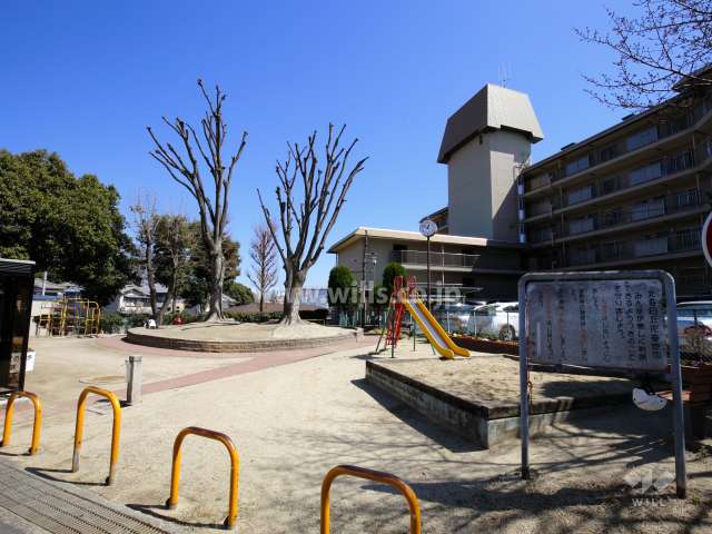 敷地に隣接して2つ公園があります。（敷地北側の公園）