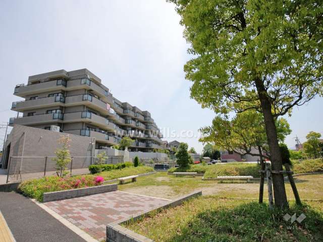 敷地の西側には小さな公園があります。