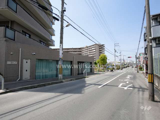 敷地北側の前面道路。1階には店舗部分があります。