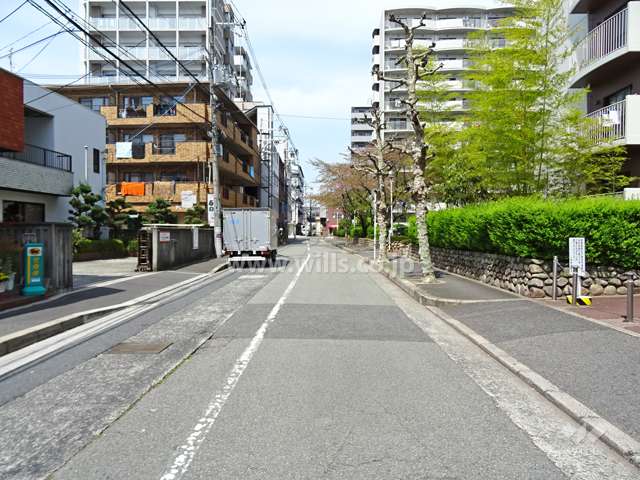 敷地南側の前面道路