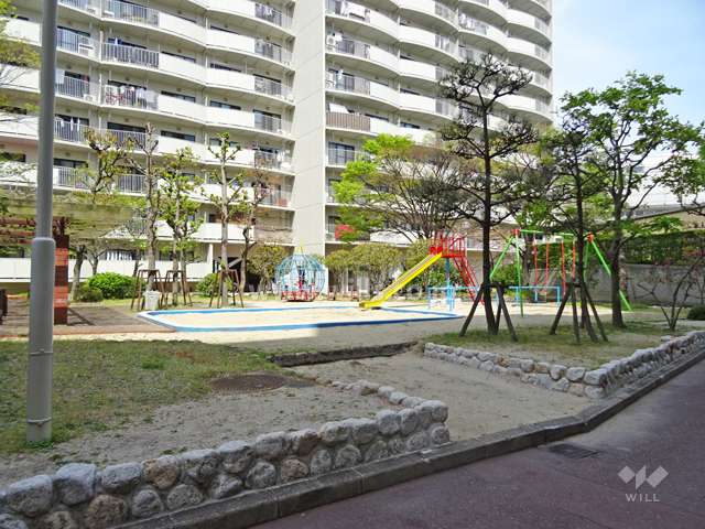 敷地に隣接する広場