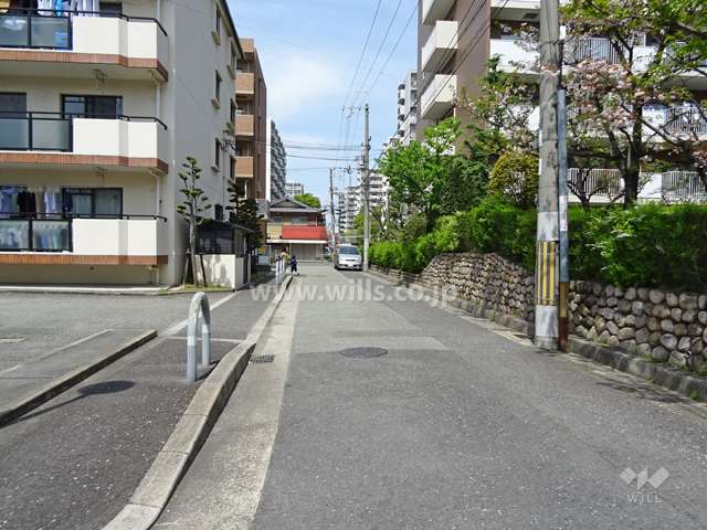 敷地西側の前面道路