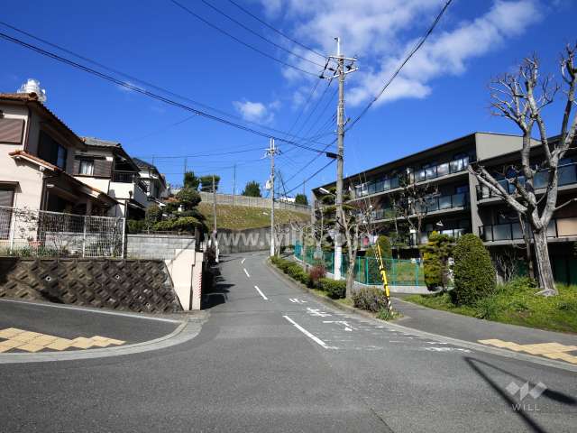 南春日丘プライムタウンA棟の南側の前面道路