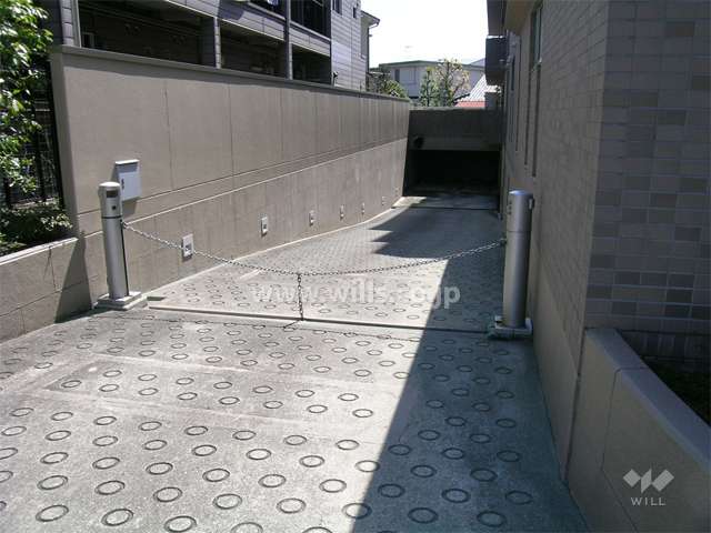 地下にある敷地内駐車場の入り口。ロボットゲート付きです。
