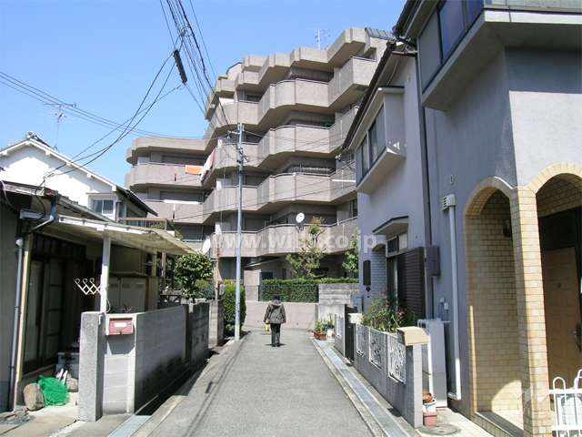 敷地の南側は一戸建てが建ち並ぶ住宅地