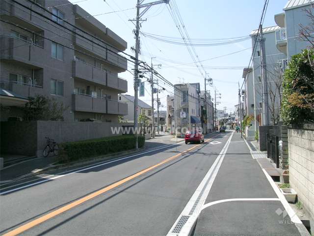 敷地北側は二車線の道路に面しています。