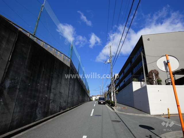 C棟の南西側前面道路。道を挟んで『茨木市立西陵中学校』があります。