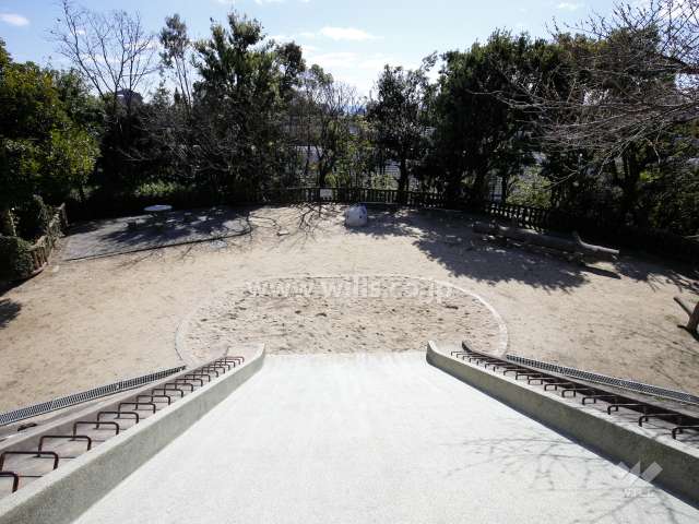「南春日丘東公園」にはすべり台、砂場、遊具が設置されています。