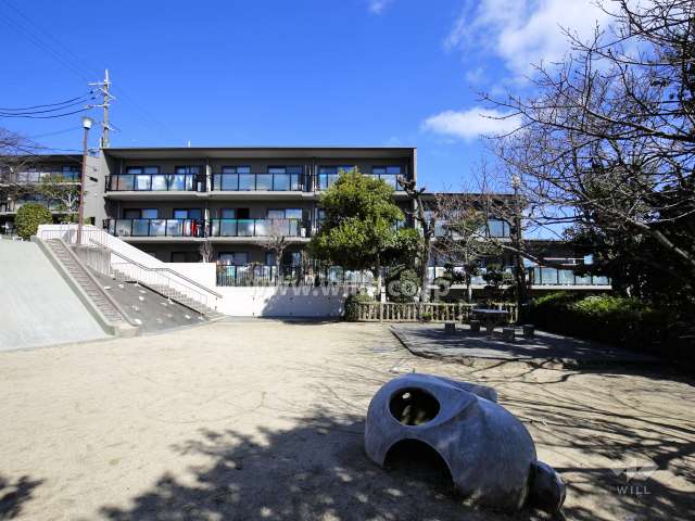 F棟の南側には「南春日丘東公園」があります。