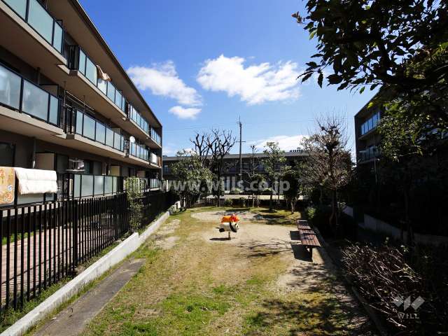 H棟の南側には小さな公園があります。
